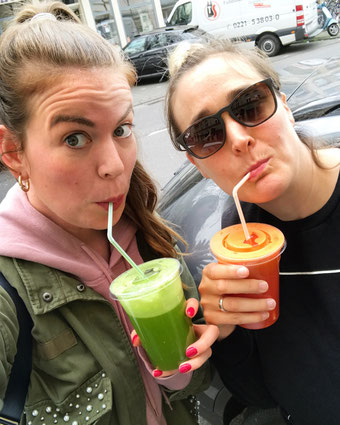 Christina und ich mit unserem täglichen Saft