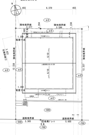 前面道路から600mm高い狭小敷地の例。RCで土留めを最初に築造し、工事中も駐車場を確保する。