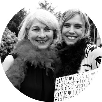 Traurednerin Mara, mit Brautmutter, Feedback, Freie Trauung Berlin, Mühle Tornow, Manifesting Love 