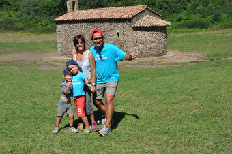 Un estiu més, la família Tapias-Monte al complert, d'excursió al cràter del volcà Santa Margarita a Olot!