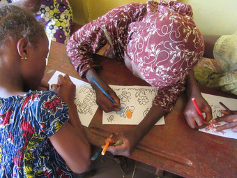 Mädls in der SOS Baracke begeistert beim Malen/ Djevojcice u SOS baraci na pijaci obozavaju crtati