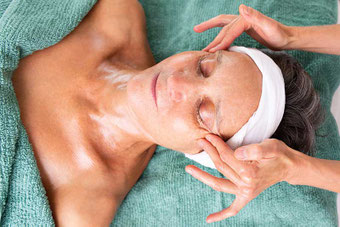 Kosmetische, manuelle Lymphdrainage bei SURYANI in Niederrohrdorf