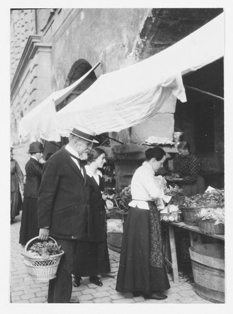 Carl Spitteler auf dem Wochenmarkt in Luzern - begleitet von Griti Sachs.  Bild: Spitteler Nachlass,  SLA Bern