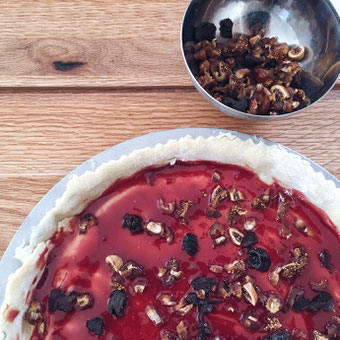 Making of: Mürbteigboden mit Himbeer-Marmelade und Trockenobst.