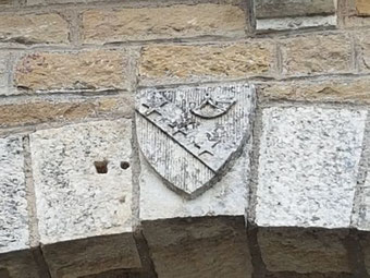 Das Wappen der de la Vernette am Eingang des Schlosses