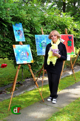 I quadri di Lidia Chiarelli nel Viale dell'Arte (foto Cesare Dellafiore)