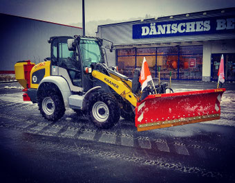 Kramer 5050 Radlader mit Adler Schneeschild und Adler Winterdienststreuer auf Parkplatz vor Dänischem Bettenlager in Hessen.