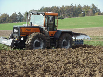 Doppstadt Trac 160 Traktor beim Pflügen auf dem Feld – Landtechnik im Einsatz in hügeliger Landschaft