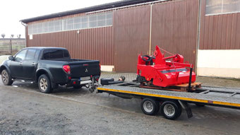 Pickup mit Anhänger und Kehrmaschine für Hoflader vor Maschinenhalle in Homberg (Ohm)