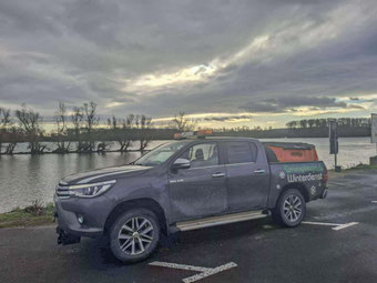Pickup mit Winterdienstausrüstung vor dem Edersee in Hessen.