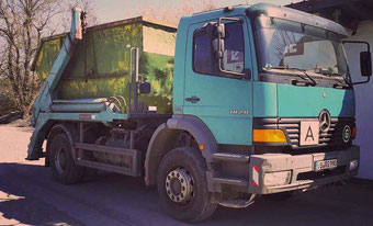 Mercedes Benz Atego Container LKW mit aufgebautem Container in Stadtallendorf im Frühjahr