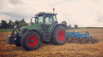 Lohnunternehmen de Casê – Fendt 716 Vario mit Lemken Smaragd 5 m Grubber im Nacherntemanagement auf Ackerfläche in Hessen.