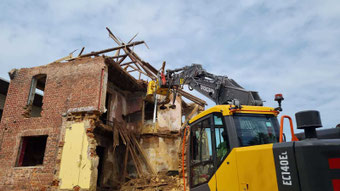 Volvo Raupenbagger führt Hausabriss im Vogelsbergkreis durch – professioneller Abbruchservice in Hessen.