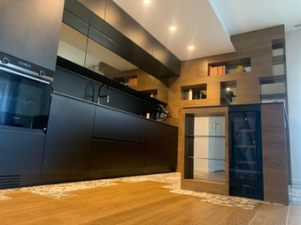 progetto di cucina nera e specchio con isola