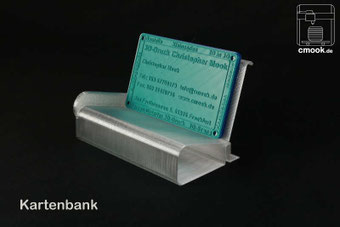 3D-Druck Kartenbank. 3D-gedruckte Visitenkarten sitzende auf der Kartenbank. Schwarzer Hintergrund.