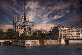 Vue panoramique de Notre-Dame de Paris depuis la Seine, une majestueuse cathédrale gothique au cœur de la capitale française, symbole de l’histoire médiévale de Paris.
