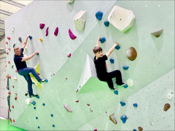 Pappa und Sohn beim gemeinsamen Bouldern in der GRAVITY Boulderhalle Bad Kreuznach