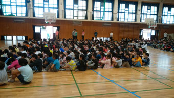 自己紹介を聞く1.2年生　後方に中高学年