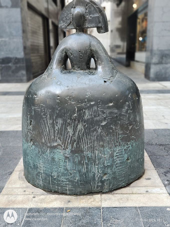 El monumento en Valencia relacionado con la Reina Mariana es la escultura de bronce "Reina Mariana" de Manolo Valdés, una reinterpretación de la figura de Las Meninas, ubicada en la calle San Vicente, cerca del número 26.