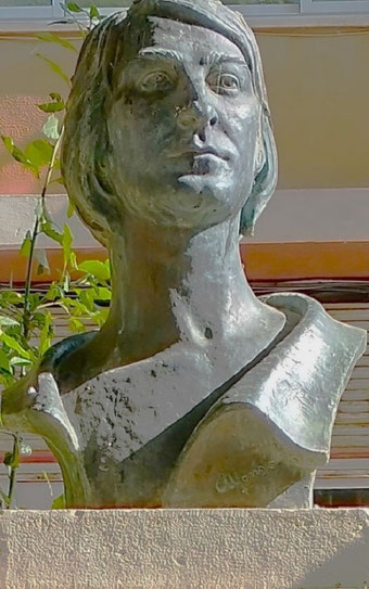 La figura de Nino Bravo, seudónimo artístico de Luis Manuel Ferri Llopis (1944–1973), representa uno de los pilares más sólidos y emotivos de la música popular en español. A pesar de que su carrera profesional apenas duró tres años.