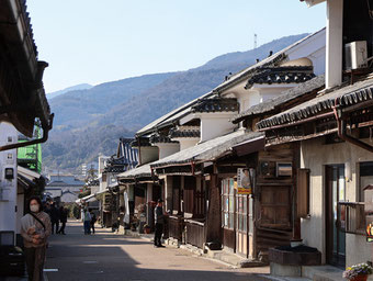 うだつの町並みが続く
