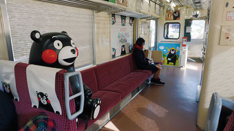 車内に佇むくまモンのオブジェ