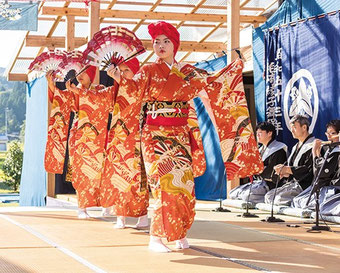 ユネスコ無形文化遺産「綾子舞」年に1度の現地公開と苔の名庭「貞観園