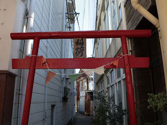 異界に通じていそうな赤い鳥居