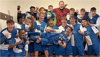 Ausgelassen bejubelten die A-Junioren des JFV Varel den letzten Kantersieg und souveränen Aufstieg.