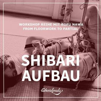 Titelbild zu Bondage Workshopreihe Kinbaku Abende. Shibari Bondage from Partial to Suspension. RopuNawa zu Gast bei liebensfreude. Im Hintergrund zu sehen ein weibliches Model in einer Oberkörperfesselung mit Suspensionline