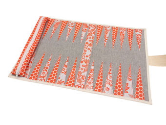 Backgammon Reisespiel zum Zusammenrollen floral gepunktet orange weiß