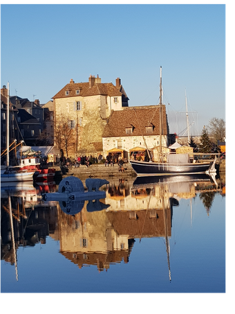 L'ancien port de Honfleur, appelé Vieux Bassin, en hiver, avec le marché de Noël et une décoration "igloo et ours polaire" au milieu du bassin