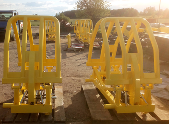 Ballenzangen und Ballenspieß von de Casê in Homberg (Ohm), im Hintergrund leicht hügelige Landschaft