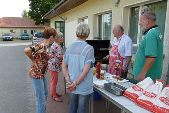 Zum Sommerfest gehört die frisch gegrillte Bratwurst