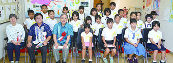 原田館長、受賞した児童ら関係者=13日午前、八重山平和祈念館
