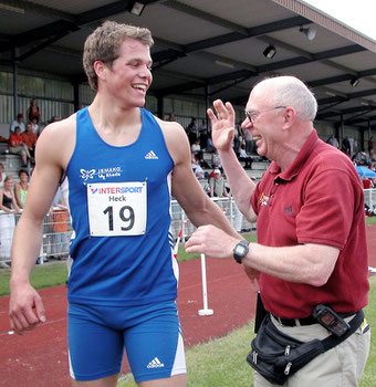 Trainer Hermann-Josef (Mecky) Emmerich und sein erfolgreicher Schützling und mehrfacher Deutscher Meister Daniel Schnelting freuen sich beim Meeting 2005 im heimischen Stadion über den 200-m-Sieg.
