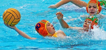 Beim Wasserball lernen Kinder und Jugendliche besser zu schwimmen und sich im Wasser zu behaupten. Hier hat Vincent Hartwig vom BSC den Ball im Spiel gegen Rostock.