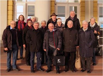 Besuchergruppe des Heimatkreises vor dem Badischen Landesmuseum