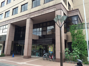 ☆国立市社会福祉協議会のある3階建てのくにたち福祉会館正面入り口。