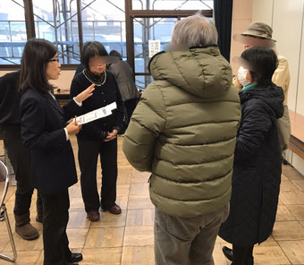 ☆講座終了後ご希望の5名の方が説明を聞いておられます。