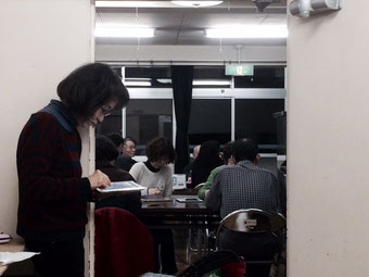 ☆写真は講師控室で見学中のH.T様約2時間立ちっぱなし。ご熱心です。