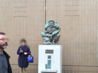☆先週の10日(金)にJR恵比寿駅右横で見かけました。駅舎改築前はロータリーに面して改札口の左側でしたが場所が変わってずいぶん大きく大きく成長されました。記憶では半分ぐらい?
