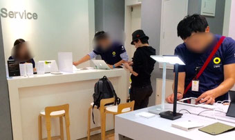 ☆左の女性に見積もりを依頼。手前右手の男性にiPad2のチェックをお願いしました。