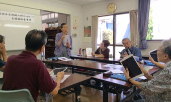 ☆白板の上には「世田谷区地域絆ネットワーク支援補助金事業」の表示。