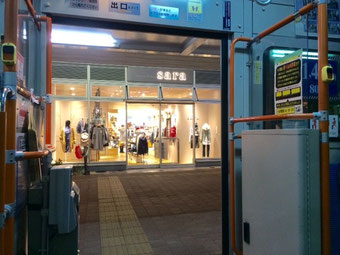 ☆武蔵小金井駅構内西側の高架下にしゃれた商店街ができました。nonowa(ののわ)西側。バスの中から撮影。
