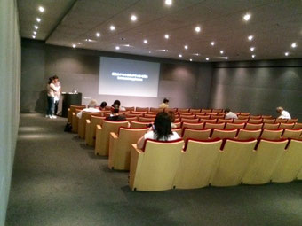 ☆80人収容のシアター。講座が終って前方ではQ&A。