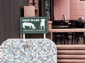 ☆FRESHNESS BURGER店の入り口横のFOOT WASH。