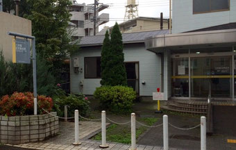 ☆会場の六所橋集会施設の正面入り口。左に看板、見えにくいですが…。