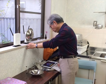 ☆無線の早さをスピードメーターで計測中の田村徹さん。