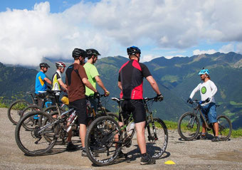 Verbessern Sie Ihre Fahrtechnik auf dem e-Mountainbike bei einem Training mit HappyTrails in München West